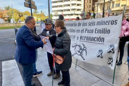 Familiares de los mineros fallecidos en Santa Lucía (León) en 2013 en el acto protagonizado este viernes en León capital al cumplirse 12 años del suceso, junto al presidente de la Diputación de León, Gerardo Álvarez Courel.