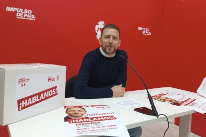 Josué Temiño, durante la presentación de la campaña 'Hablamos' del PSOE de Burgos.