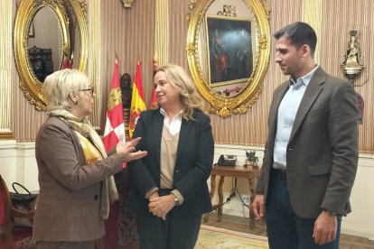 María Jesús Domingo, de Párkinson Burgos, charla con la alcaldesa, Cristina Ayala.