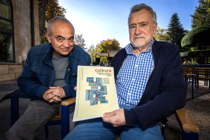 José María Izarra (i.) y Alfonso Hernando, con la portada del número cero de Culdbura.