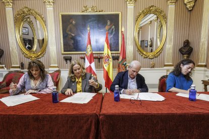 Firma del acuerdo del Diálogo Social de Burgos. De izquierda a derecha, Sara Gil (UGT), la alcaldesa, Cristina Ayala, Ignacio San Millán (FAE) y Carmen Álvarez (CCOO).