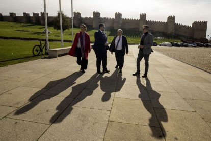 El ministro de Industria y Turismo conoce las actuaciones desarrolladas por el Plan de Sostenibilidad Turística en Destino en la Muralla de Ávila.