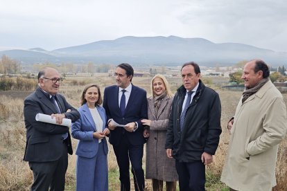 En el centro, Quiñones visita las parcelas del desarrollo residencial en Ólvega (Soria).