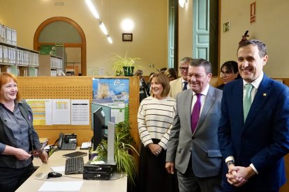 El consejero de la Presidencia, Luis Miguel González Gago, presenta la resolución de las ayudas a los Servicios de Asistencia a Municipios de las diputaciones provinciales de Castilla y León junto al presidente de la Diputación Conrado Íscar.