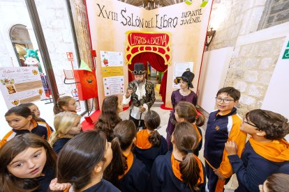 Las visitas de colegios al Salón del Libro Infantil y Juvenil arrancaron tras la inauguración de la exposición.