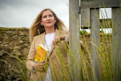 La escritora Luz Gabás, con su nueva novela, 'Corazón de oro'.