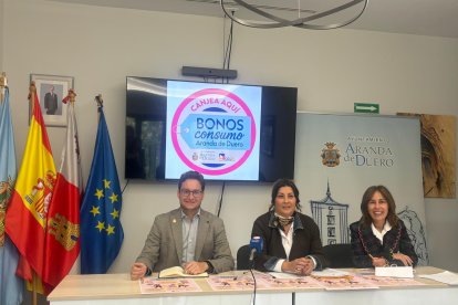 El alcalde junto a Amaya Sanz y Olga Rojo