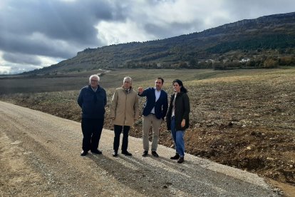 El director general de Desarrollo Rural, Jorge Izquierdo, visita junto al delegado territorial de la Junta en la provincia de Burgos, Roberto Saiz, las obras de la infraestructura rural de concentración parcelaria de Merindad de Montija (Burgos).