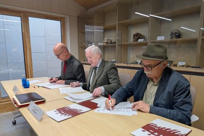El rector de la Universidad de Burgos, José Miguel García (i); el presidente de la Fundación Atapuerca, Antonio Miguel Méndez pozo; y el vicepresidente, Eudald Carbonell.