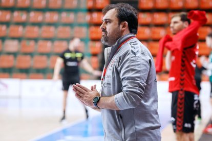Jorge Berzosa sigue el partido desde la banda en el polideportivo El Plantío durante el encuentro ante Sagunto.