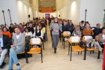 La consejera de Educación, Rocío Lucas, preside la entrega de diplomas a los Profesores Honoríficos 2025-2026.