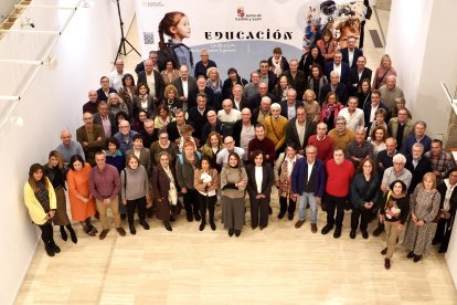 La consejera de Educación, Rocío Lucas, preside la entrega de diplomas a los Profesores Honoríficos 2025-2026.