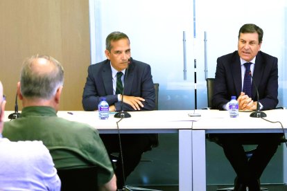 El director general del Instituto para la Competitividad Empresarial de Castilla y León, ICECYL, Augusto Cobo, y el consejero de Economía, Carlos Fernández Carriedo, en una imagen de archivo.