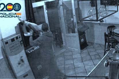 El ladrón captado por las cámaras de seguridad del bar en el que robó una cesta de Navidad.