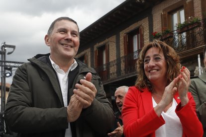 Eva López de Arroyabe, portavoz de EH Bildu en la Diputación Foral de Álava junto al líder de la formación abertzale, Arnaldo Otegi.