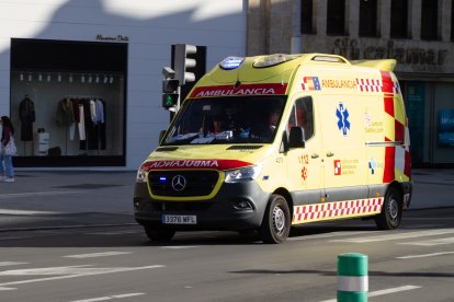 Archivo - Imagen de una ambulancia en Valladolid.