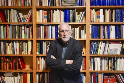 El escritor leonés, Luis Mateo Díez, en su domicilio de Madrid días antes de recoger el Premio Cervantes 2023.