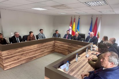 El presidente de la Diputación, Carlos García; el presidente del Principado de Asturias, Adrián Barbón; la consejera de Educación de la Junta de Castilla y León, Rocío Lucas; el alcalde de Cebreros; Pedro José Muñoz; y el alcalde de Vegadeo, César Álvarez.