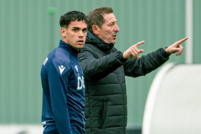 Ramis da instrucciones junto a Marcelo Expósito durante un entrenamiento esta semana.