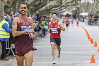 Dani Arce se impuso con solvencia en la meta del Paseo del Espolón, repleto de público para seguir las diferentes categorías de la milla urbana.