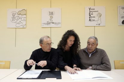 Alfonso Revuelta y Carlos Fernández, vecinos de Villanubla (Valladolid), participan junto a Sandra Martínez, terapeuta de Fundación Hospitalarias Valladolid, en un programa de detección precoz del deterioro cognitivo.