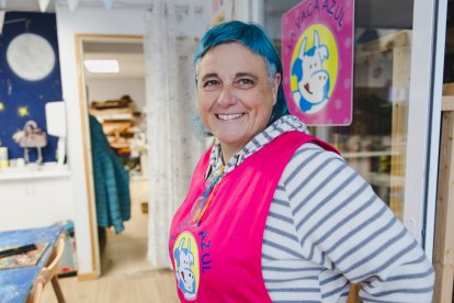 La palentina Asun Fernández, de ingeniera forestal a maestra del cuero para transformar la piel en regalos y talleres que forjan la autoestima de los más pequeños.