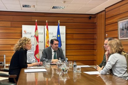 El Consejero De Medio Ambiente, Vivienda Y Ordenación Del Territorio, Juan Carlos Suárez-Quiñones, La Directora General De Vivienda, Arquitectura, Ordenación Del Territorio Y Urbanismo, María Pardo,  Con Representantes Vecinales  De  Arroyovereda.