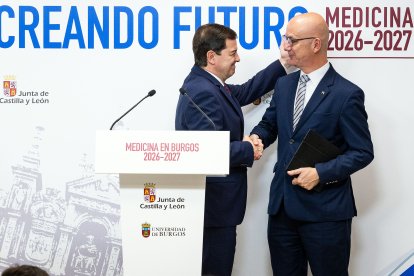 El presidente de la Junta de Castilla y León, Alfonso Fernández Mañueco, con el rector de la UBU, José Miguel García.
