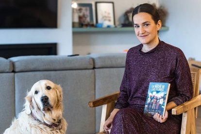 María Estébanez, acompañada por su perro Talco.