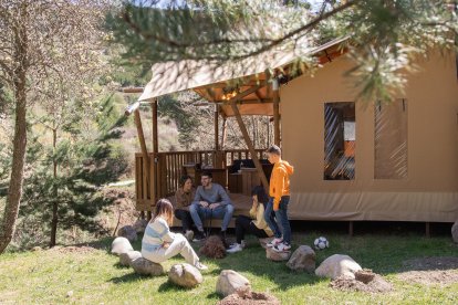 El complejo cuenta con 50 parcelas y 10 bungalows de tres tipos: tradicionales, tiendas safari y dos suites.