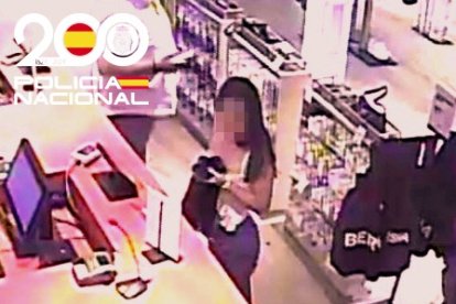 Imagen de la menor comprando en un establecimiento.