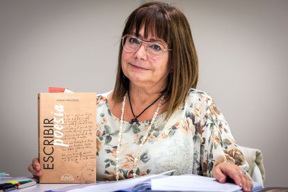 Cristina Casado, profesora del taller de poesía en la Escuela de Escritores de Burgos, con el manual de Páginas de Espuma.
