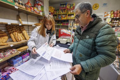 Las hojas para firmar están disponibles en 13 establecimientos de los barrios de San Pedro de la Fuente-Fuentecillas y Barriada San Juan Bautista.