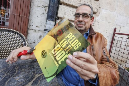 El escritor Jesús Borro Fernández, con un ejemplar de su última novela.