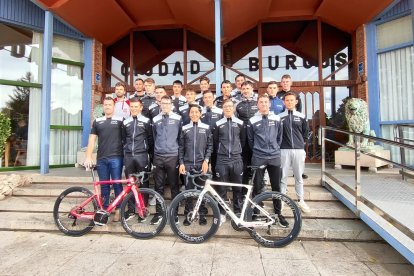 Ciclistas y directores presentes en esta concentración en el Spirit Hotel Ciudad de Burgos.
