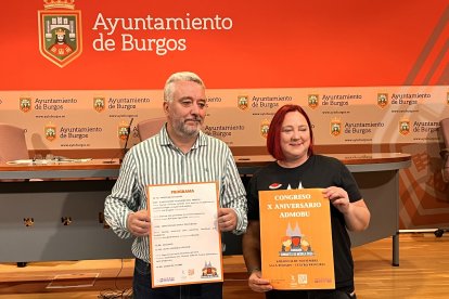 El concejal de sanidad del Ayuntamiento de Burgos, Carlos Niño, la presidenta de la asociación de Donantes de Médula Ósea, Vanessa Pérez.