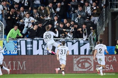 Los jugadores del Burgos CF celebran uno de los goles.