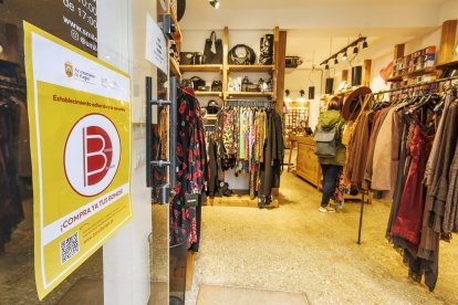 Comercios del centro de la capital burgalesa con los carteles de la campaña de bonos al consumo.