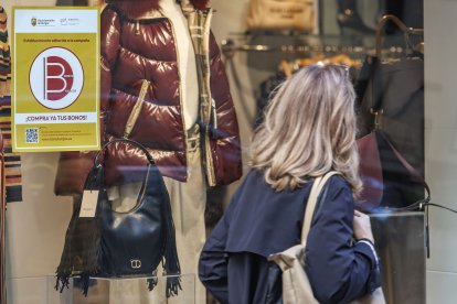 Comercios del centro de la capital burgalesa con los carteles de la campaña de bonos al consumo.