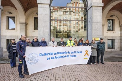 Instante del minuto de silencio por las víctimas de accidentes de tráfico celebrado en la subdelegación del Gobierno.
