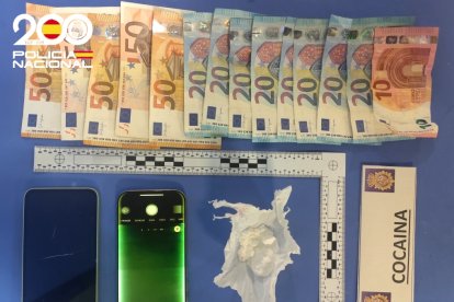 Material incautado al detenido.