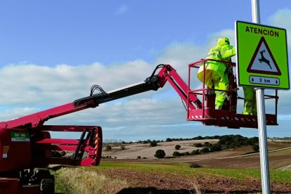 Imagen de la colocación de una de las señales.