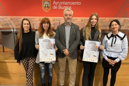 Trabajadoras de algunas entidades del centro y Niño en la presentación de las jornadas.