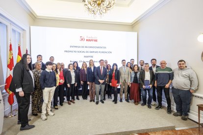 Foto de familia de las asociaciones, administraciones y empresas reconocidas por su participación en la inserción laboral de personas con capacidades diversas.