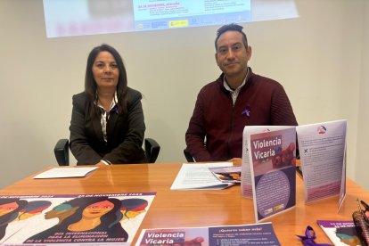 El concejal Andrés Gonzalo junto a la técnica, Ana Pajares