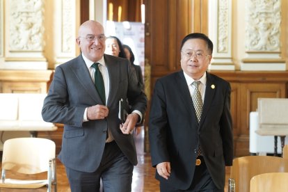 El alcalde de Valladolid, Jesús Julio Carnero, durante la recepción a una delegación de empresas chinas de los ámbitos de la mecánica y la electrónica, organizada por la Oficina Municipal de Proyectos y Atracción de Inversiones del Consistorio, ‘Valladolid Now’.