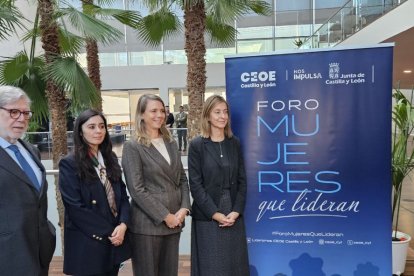 La presidenta de Cepyme, Ángela de Miguel, junto a Esperanza Vázquez, gerente de Servicios Sociales de la Junta y Leticia Mingueza, presidenta de ATA atienden a los medios antes de participar en el Foro 'Mujeres que lideran'.