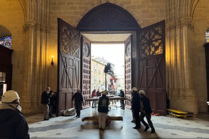 La puerta de Santa maría se abre, pero no se retira, para que las piezas de las Puertas de Antonio López entren en la que será su casa.