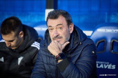 Jesús Galván en el banquillo de Mendizorroza durante el derbi contra el Burgos CF.