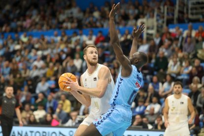 Fischer busca a quien pasarle el balón, ayer en Lugo.